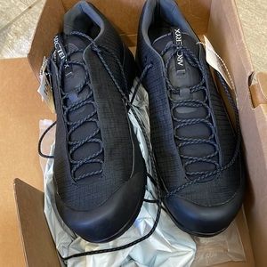 Arc’teryx konseal fl approach black cylinder size 13 NWT